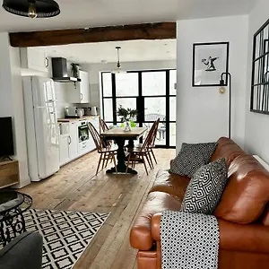 Stunning 3 Bedroom & 2 Bathroom With Patio Holiday home