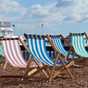 Beachside Retreat 2-bedroom Gem With Free Private Parking & Outdoor Space Holiday home