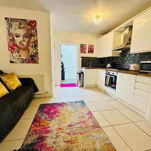 Pophaus Central Brighton - Glam Pad By The Station Holiday home